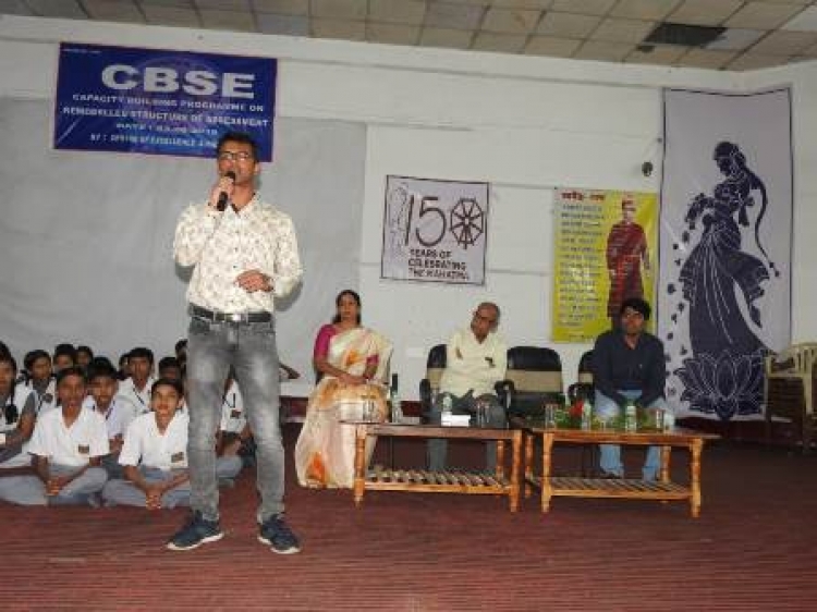 Alumnus addressed to students on career counselling